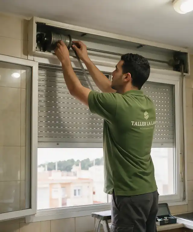 Técnico cambiando la cinta de una persiana desde el cajón abierto en una cocina de Rubí